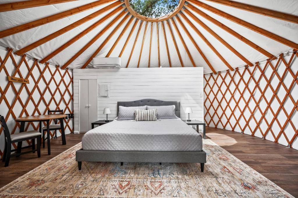 ein Schlafzimmer mit einem Bett in einer Jurte in der Unterkunft OT 3515E Texas Yurt Haus 5 Yurts in New Braunfels