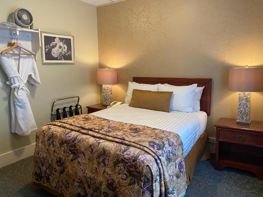 
Double Room with Shared Bathroom
