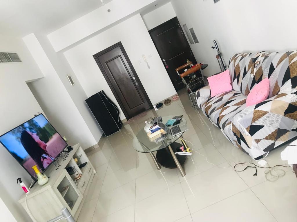 un soggiorno con divano e tavolo di JP Apartment a Dubai