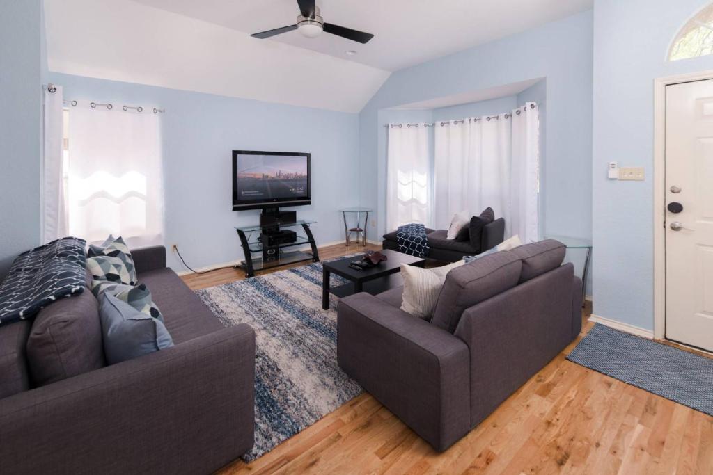 Rattan Creek Retreat, Austin (updated prices 2024)