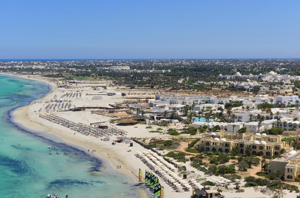 una vista aérea de la playa y del océano en Hotel Meninx Djerba, en Triffa