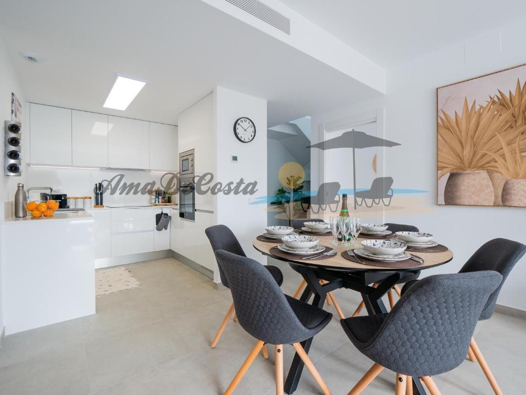 a kitchen and dining room with a table and chairs at CASCADA del MAR II - GRAN ALACANT in Gran Alacant