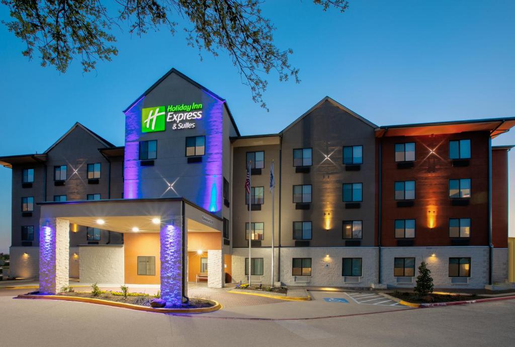 達拉斯的住宿－Holiday Inn Express & Suites - Dallas Park Central Northeast, an IHG Hotel，酒店前方的 ⁇ 染