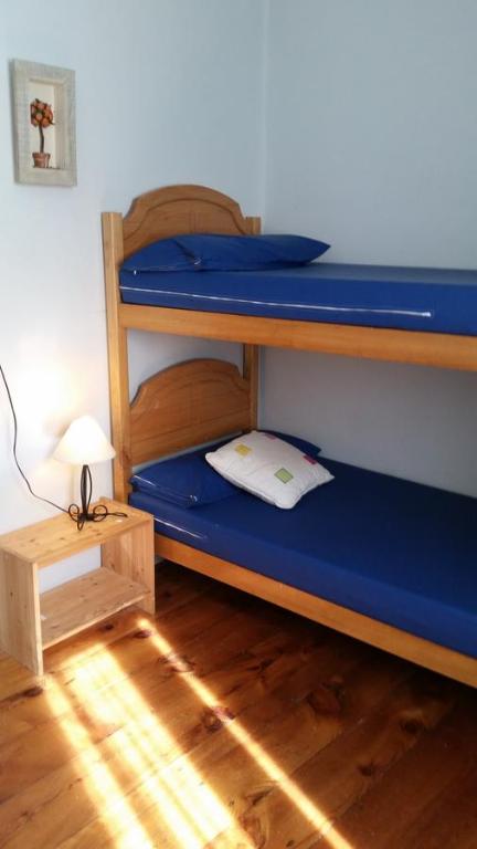 Zimmer mit 2 Etagenbetten und einem Tisch in der Unterkunft Albergue Armaia Artepea in Urzainqui