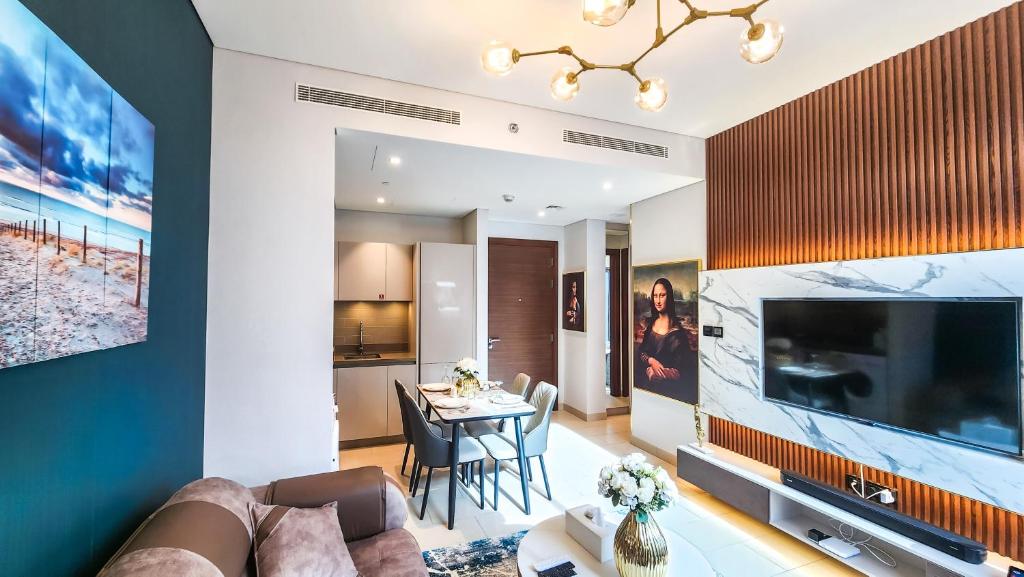 TV a/nebo společenská místnost v ubytování STAY La Casa Da Vinci 1BR Holiday Home CVR B3002 near Burj Khalifa