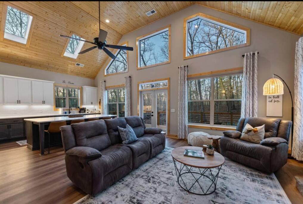Seating area sa Peaceful Modern Chalet in Ellijay