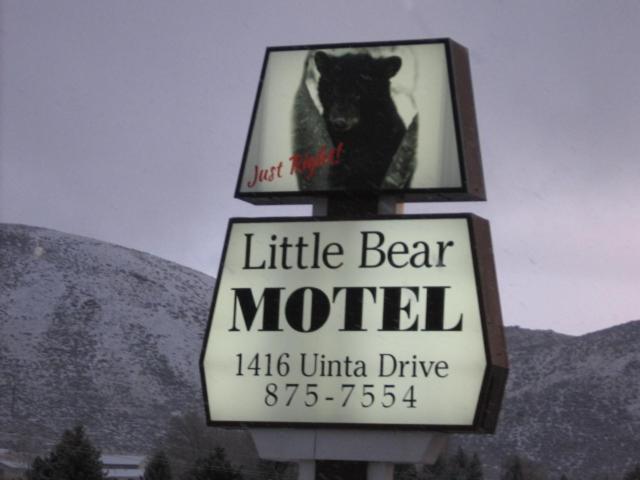 Una señal para un hotel con un oso negro. en Little Bear Motel en Green River