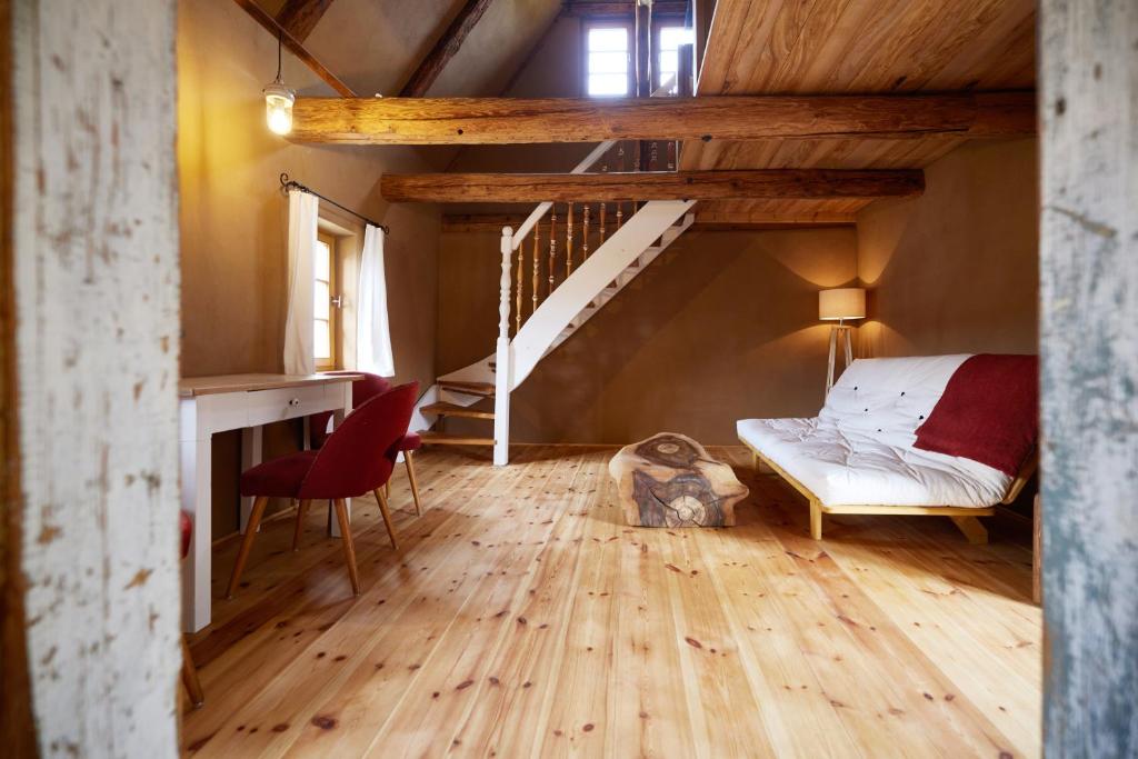 ein Schlafzimmer mit einem Bett und einer Treppe in einem Zimmer in der Unterkunft Schlossmühle Schieritz in der Nähe von Meißen 