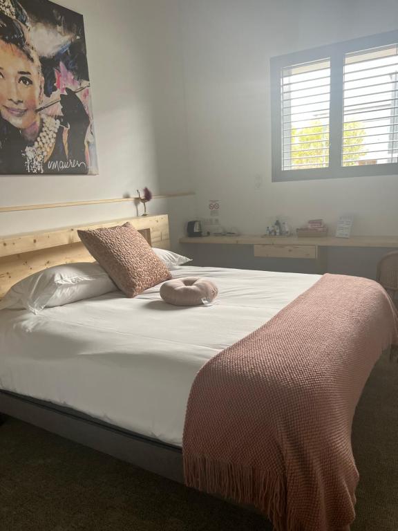 Postel nebo postele na pokoji v ubytování Le B Complexe Hôtel