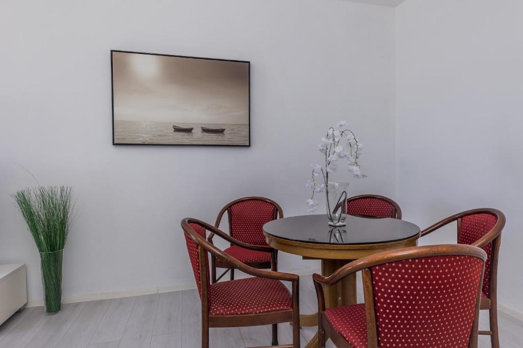 Televízia a/alebo spoločenská miestnosť v ubytovaní A1 - spacious apt on the seafront with terrace