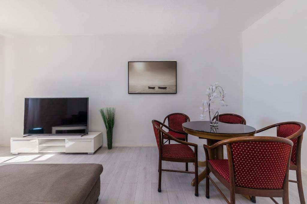 Televízia a/alebo spoločenská miestnosť v ubytovaní A1 - spacious apt on the seafront with terrace
