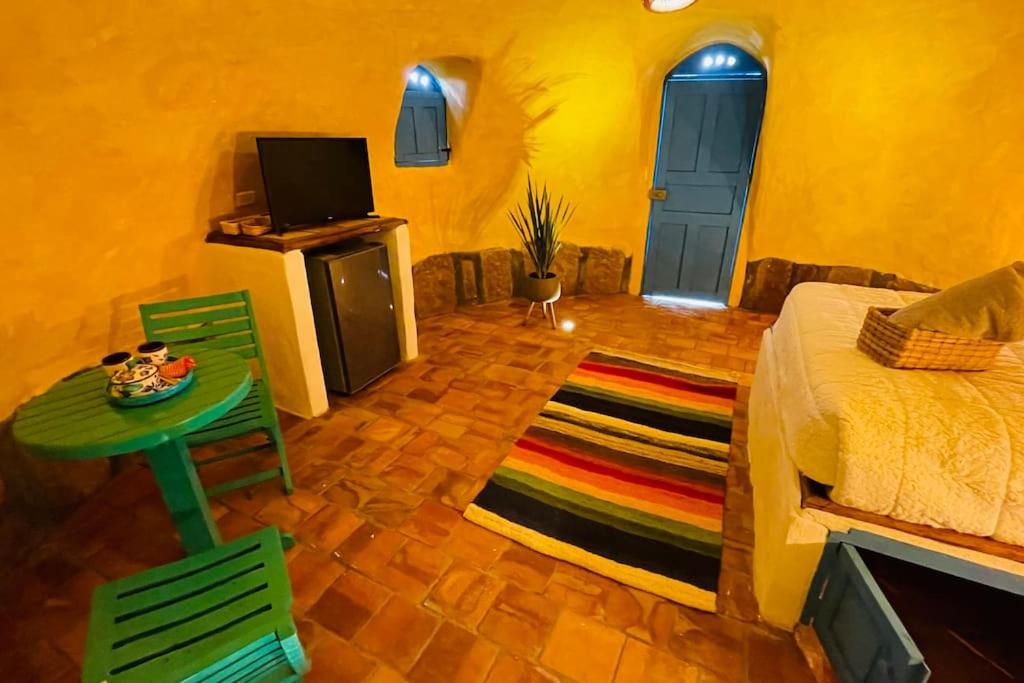 TV a/nebo společenská místnost v ubytování Hermoso Glamping Santorini