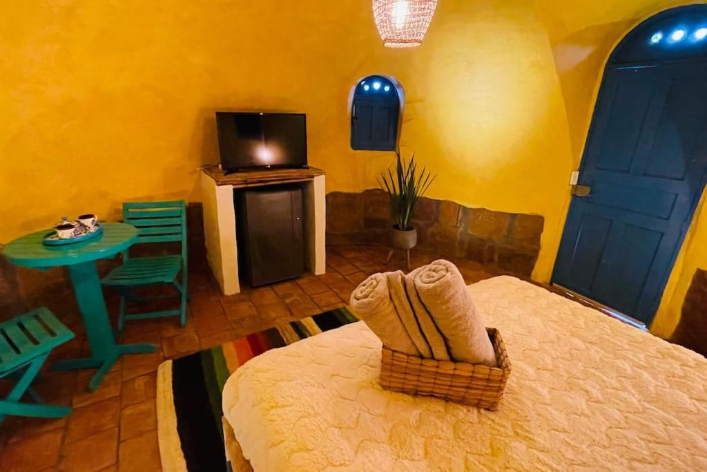 TV a/nebo společenská místnost v ubytování Hermoso Glamping Santorini