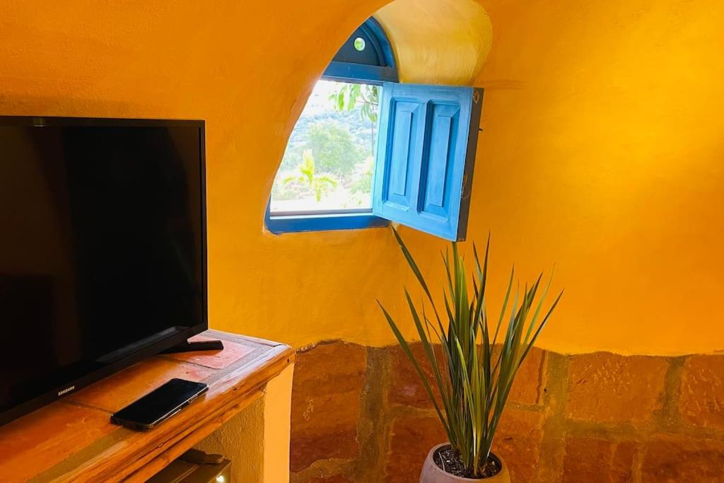 TV a/nebo společenská místnost v ubytování Hermoso Glamping Santorini