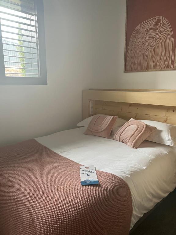 Postel nebo postele na pokoji v ubytování Le B Complexe Hôtel