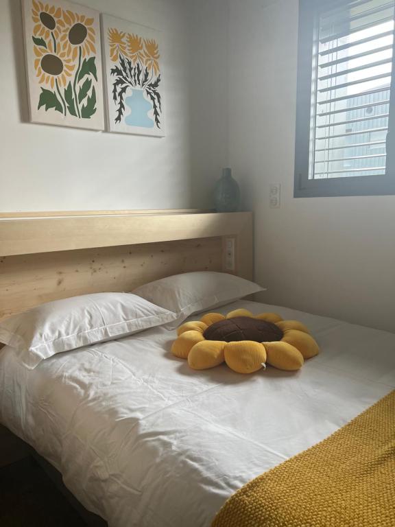 Postel nebo postele na pokoji v ubytování Le B Complexe Hôtel