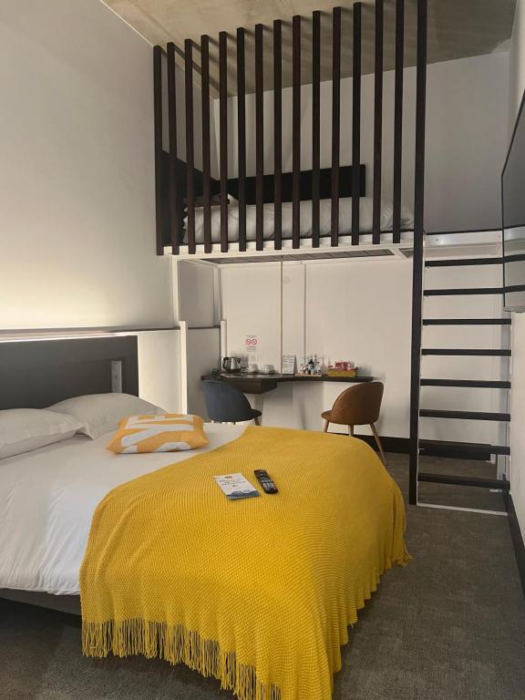 Postel nebo postele na pokoji v ubytování Le B Complexe Hôtel