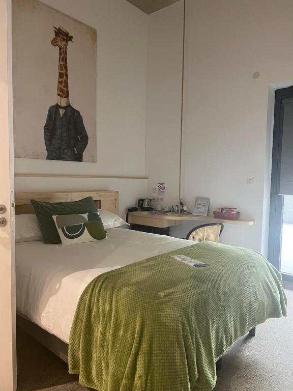 Postel nebo postele na pokoji v ubytování Le B Complexe Hôtel