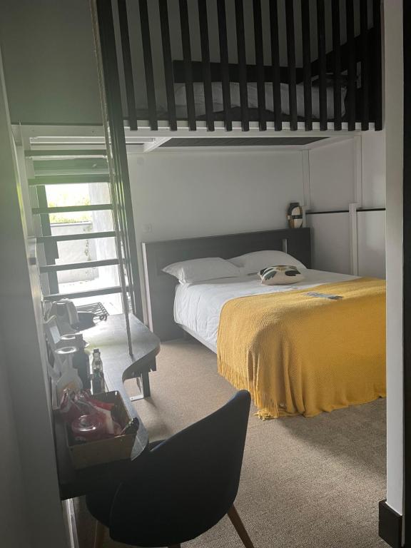 Postel nebo postele na pokoji v ubytování Le B Complexe Hôtel