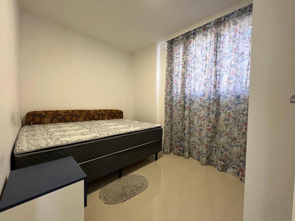 伊塔佩馬的住宿－Apartamento Novo e Confortável，一间小卧室,配有床和窗户