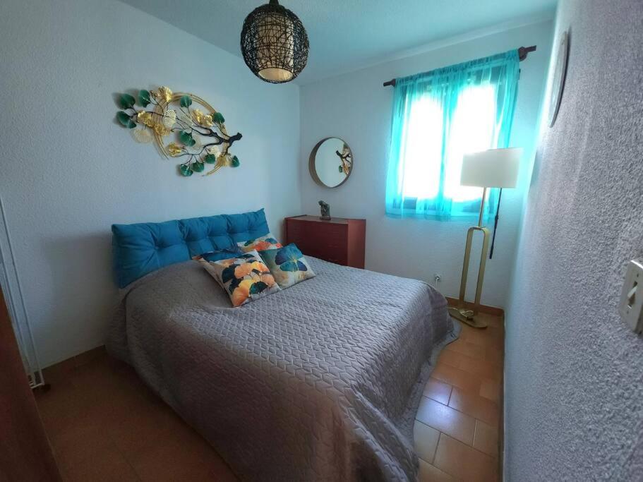 Łóżko lub łóżka w pokoju w obiekcie A 8 mn A PIED DES PLAGES APPARTEMENT AVEC PISCINE ET TENNIS