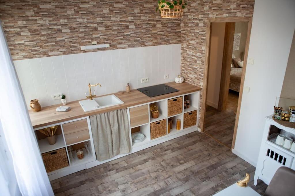 Zdjęcie z galerii obiektu Appartement Un moment d’ÉVAsion w Épernay