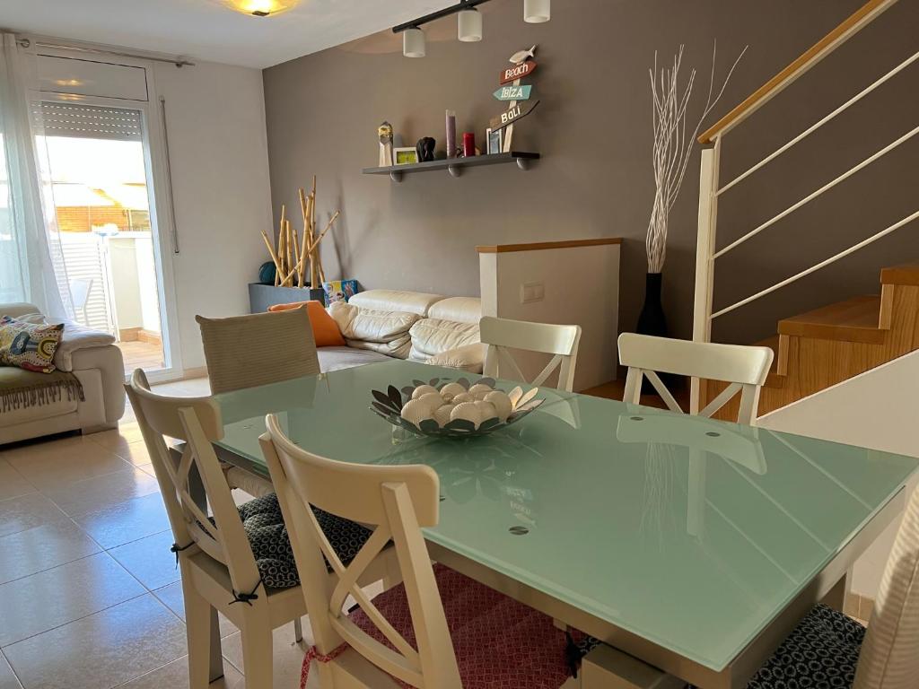uma sala de jantar com uma mesa verde e cadeiras em Casa en la playa con piscina em Cubelles