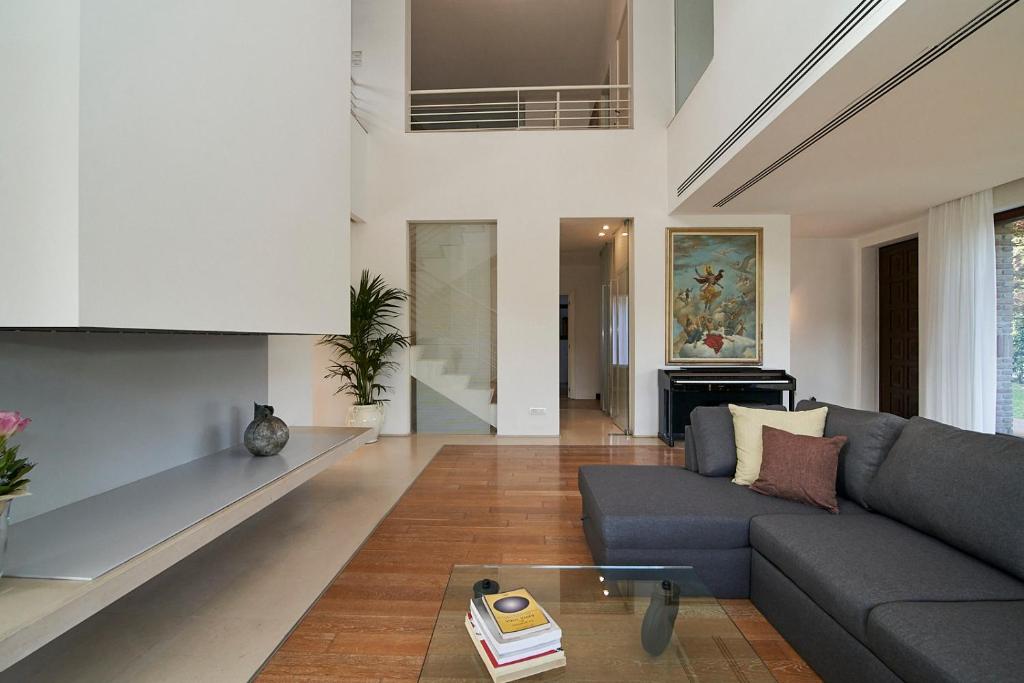 sala de estar con sofá y mesa en [Milan-Como Lake-Rho Fiera] Luxury Design Villa, en Barlassina