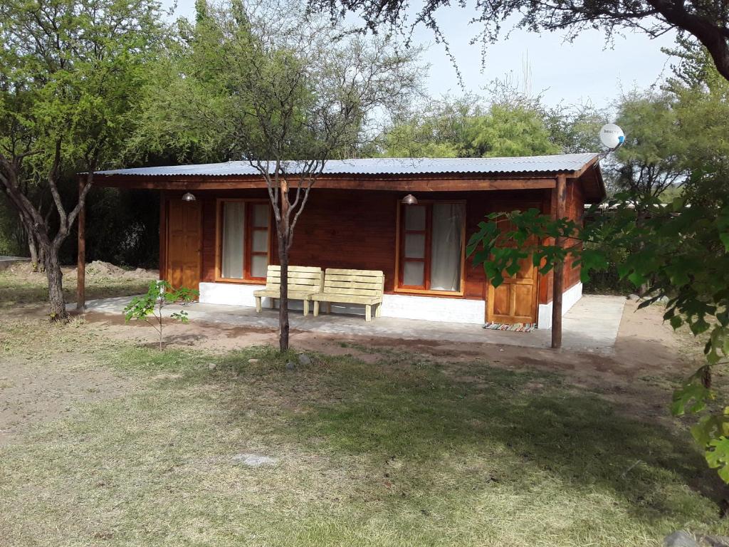 une petite cabine avec un banc devant elle dans l'établissement Tierra Yacampis264, à Usno