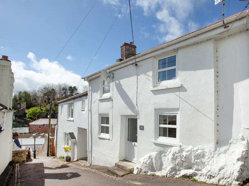 a white house with a white facade at Summer Cottage in Bideford
