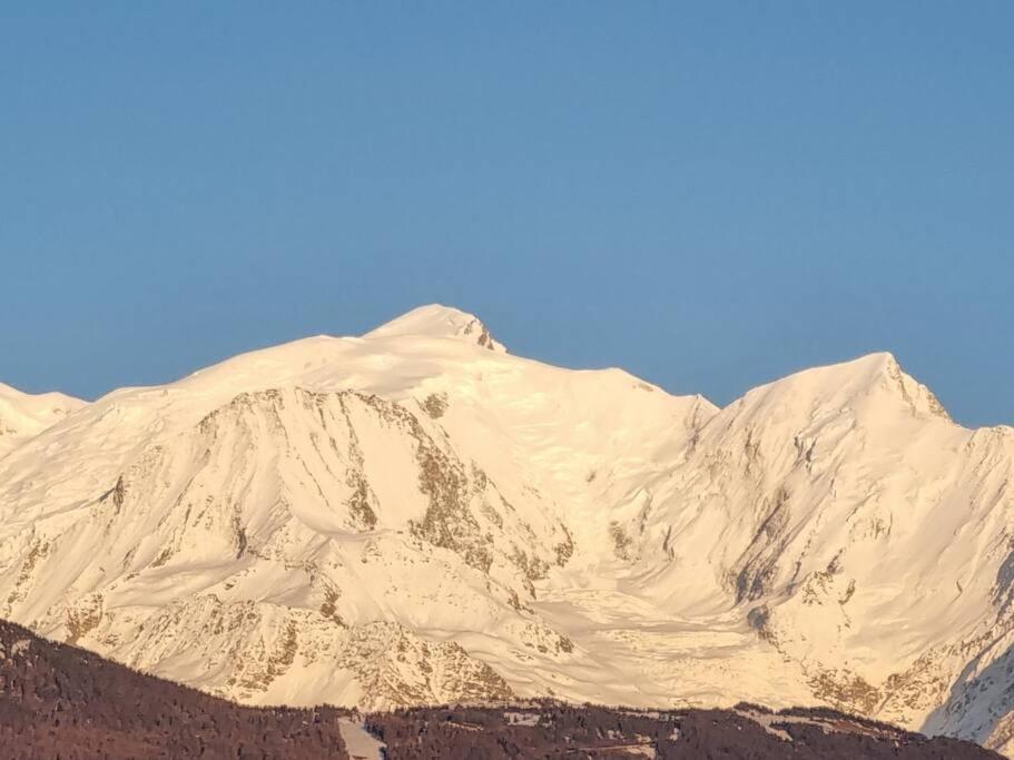 una montaña cubierta de nieve frente a un cielo azul en Vue magique en Sallanches