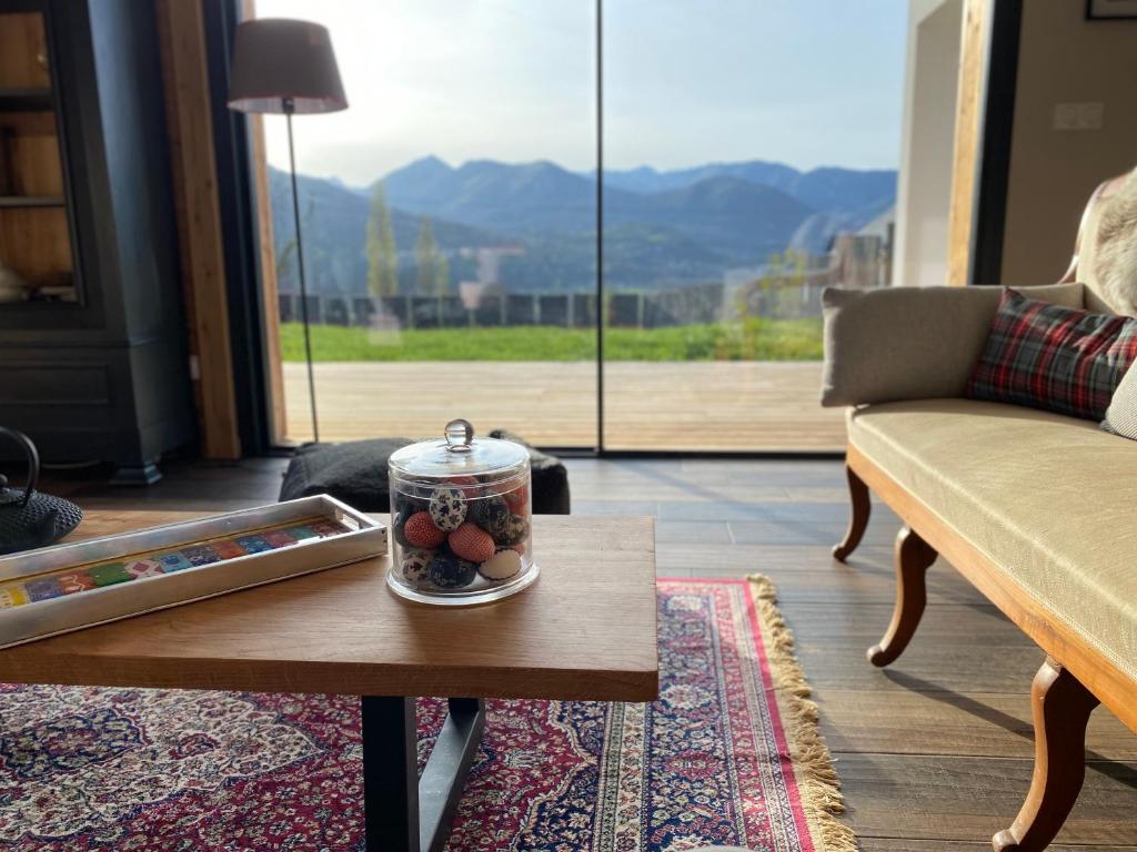 uma sala de estar com uma mesa com uma taça de fruta em Le Chalet de Castille - chalet pyrénéen grand confort - spa em Beaucens