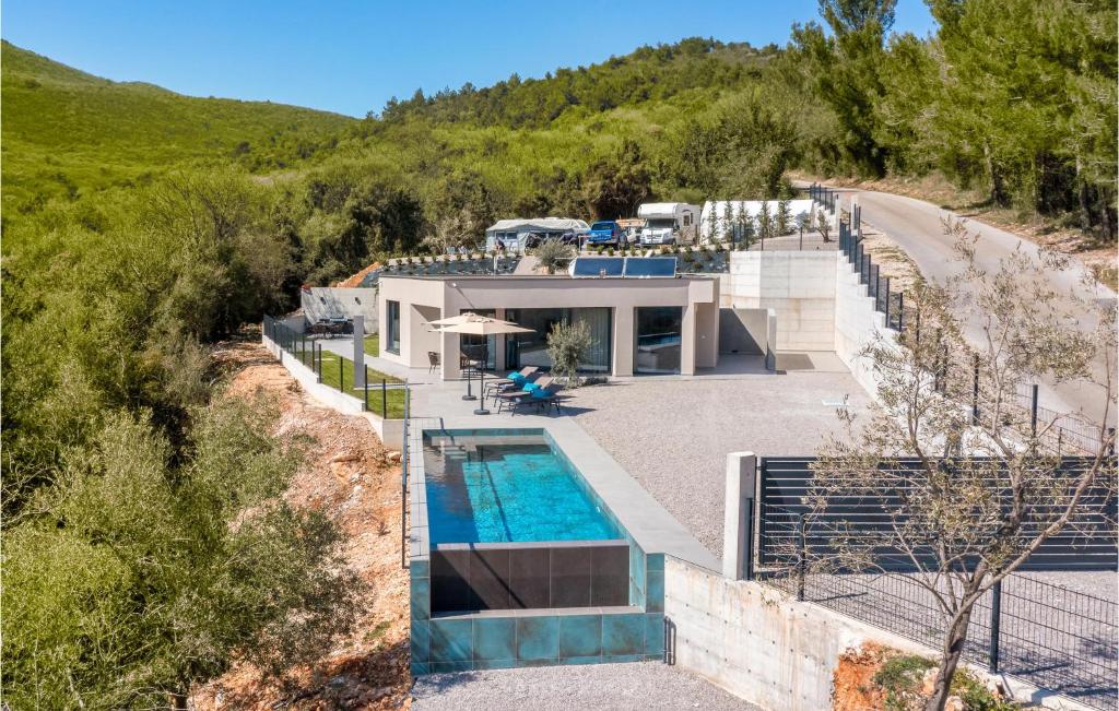 een luchtzicht op een huis met een zwembad bij Nice Home In Labin With Wifi in Labin