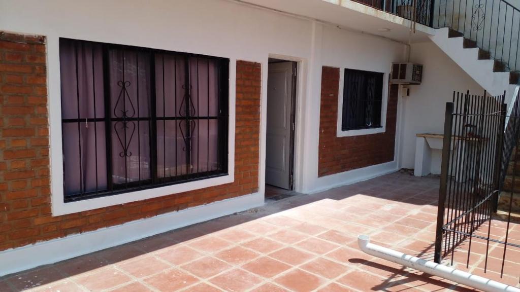 une pièce avec un escalier et une fenêtre avec une clôture dans l'établissement Hilda Roga, à Posadas