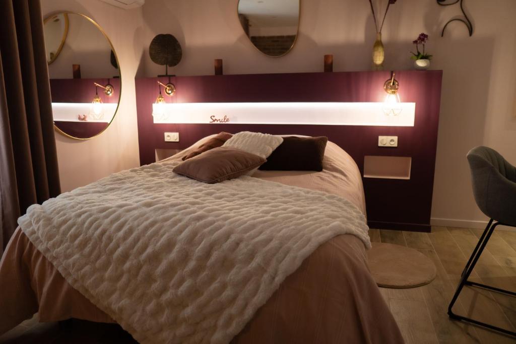 um quarto com uma cama grande com duas almofadas em Studio cœur de ville sanary très cosy parking em Sanary-sur-Mer