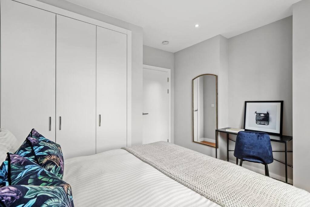 - une chambre avec un lit et un bureau avec un miroir dans l'établissement City View 1 Bedroom Flat, à Londres