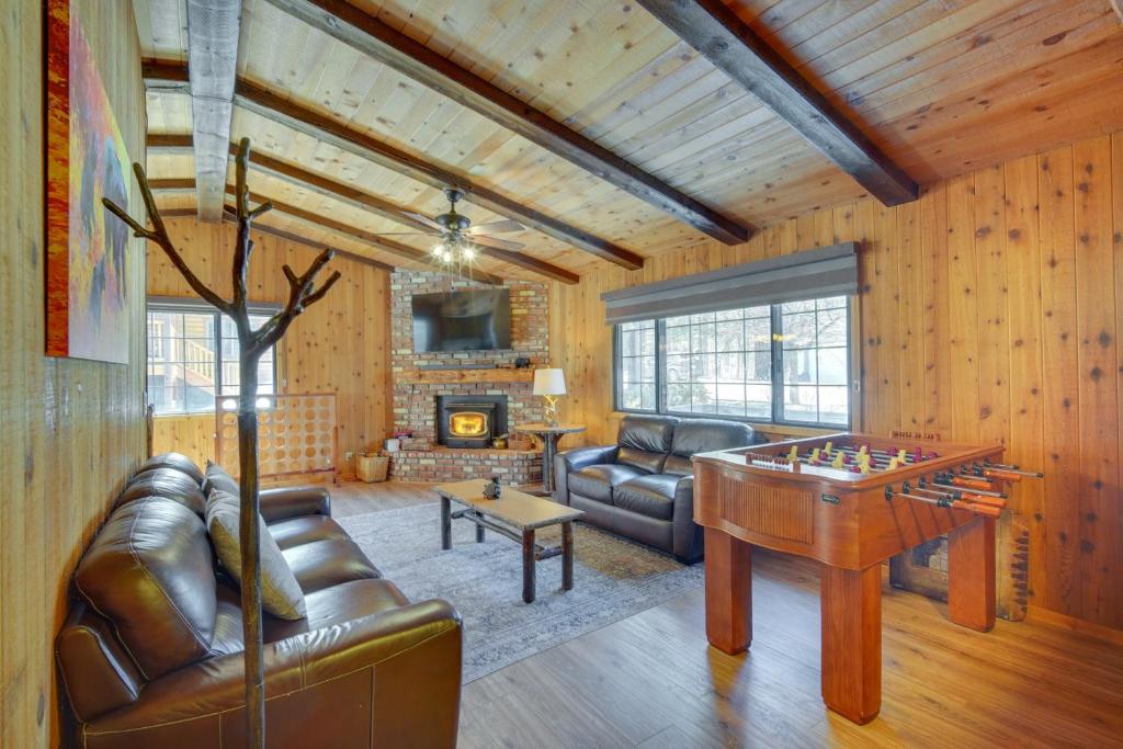 uma sala de estar com uma mesa de pingue-pongue e mobiliário de couro em Big Bear Cabin Near Lake, Snow Summit, and Bear Mtn! em Big Bear Lake