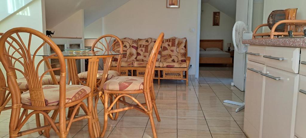 Kuchyň nebo kuchyňský kout v ubytování Logement spacieux deux pièces à Baie Mahault