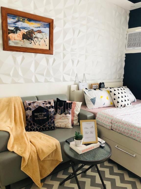 Azehr's Walk Up and Cozy Condo - 