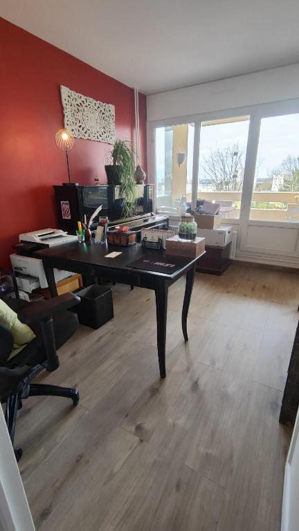 Posedenie v ubytovaní Appartement 100m2 près du métro et aéroport