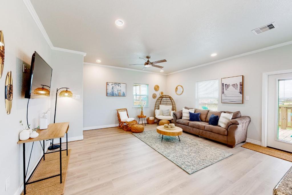 Gallery image of Caisson Modern Beach Cottage in Surfside Beach