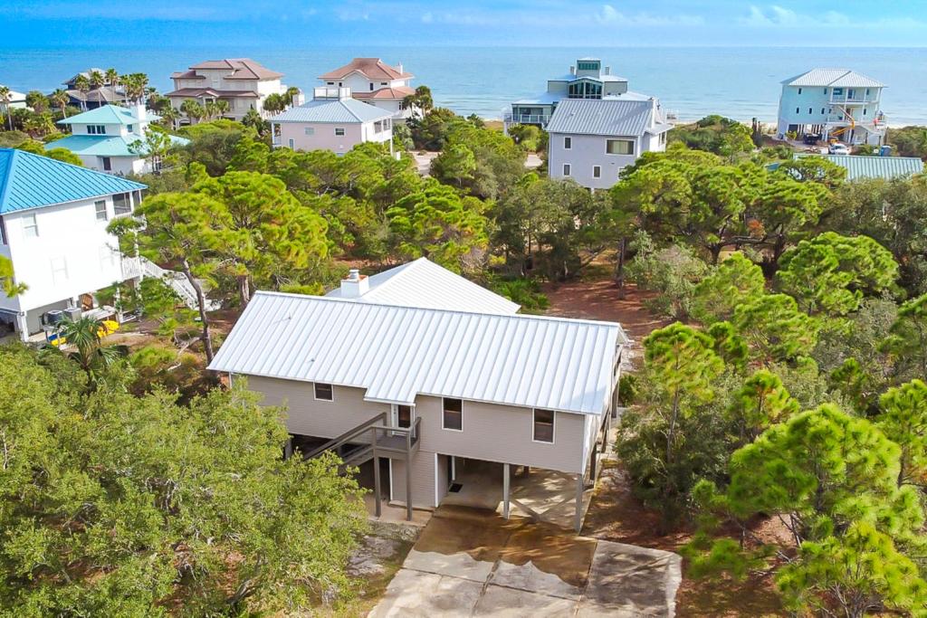 Una vista aérea de una casa blanca en una colina con casas. en Sea Pine Cottage, en St. George Island