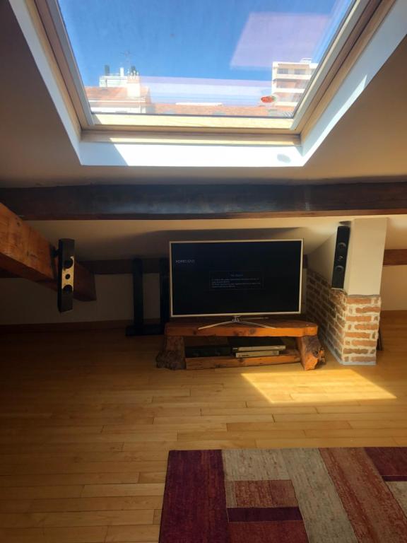 Televízia a/alebo spoločenská miestnosť v ubytovaní appartement centre croisette emplacement exceptionnel