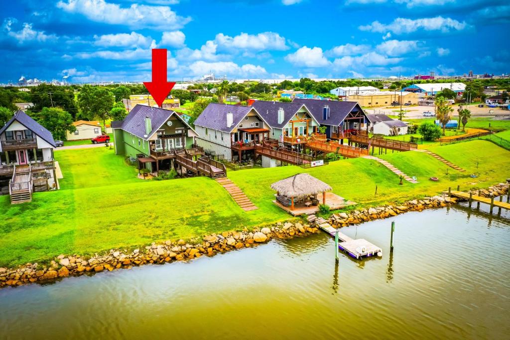 Image showcasing Luxury Waterfront Home Family and Pet Friendly Near Surfside Beach 11 ...