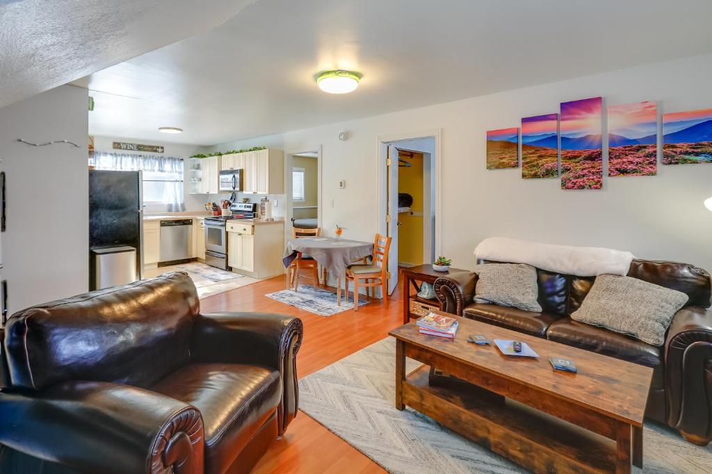 Η κουζίνα ή μικρή κουζίνα στο 2 Mi to Dtwn Cozy Getaway in Fairbanks!