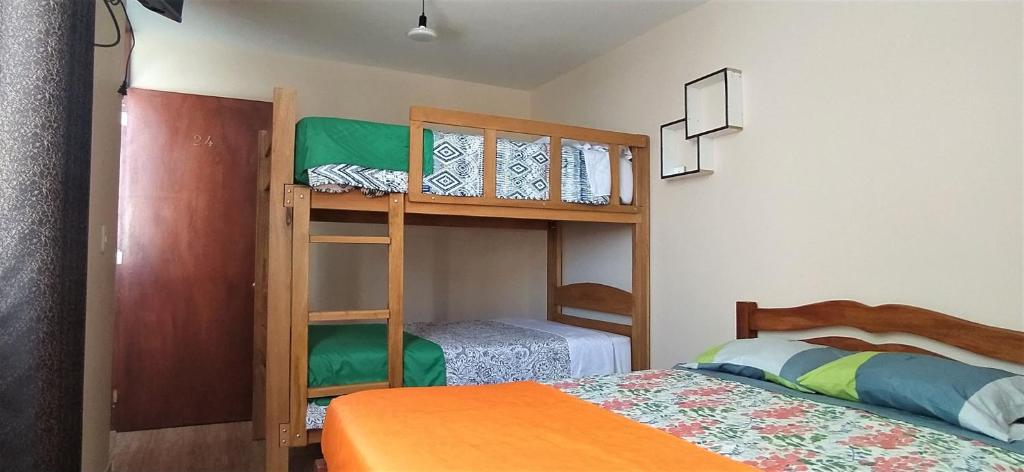1 dormitorio con 2 literas y 1 cama en Casona Moya Vallecito, en Arequipa