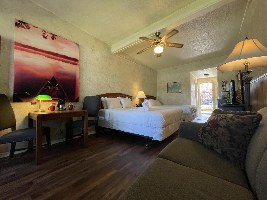 Postel nebo postele na pokoji v ubytování Mountain Harbor King Guest Room on Lake Ouachita