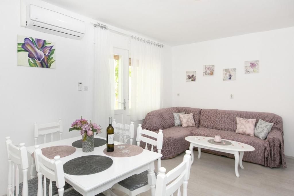 Apartments with parking space Kastel Luksic, Kastela - 21073