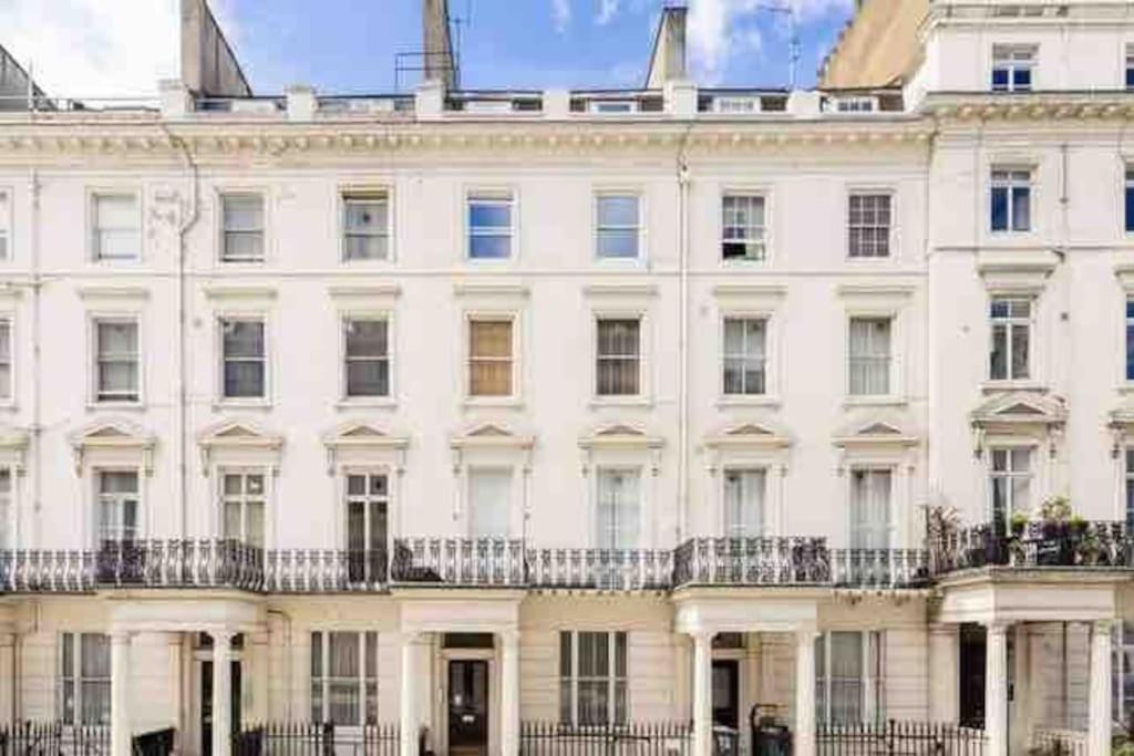 a large white building with a balcony at Hyde Park Rooftop Apartment in London