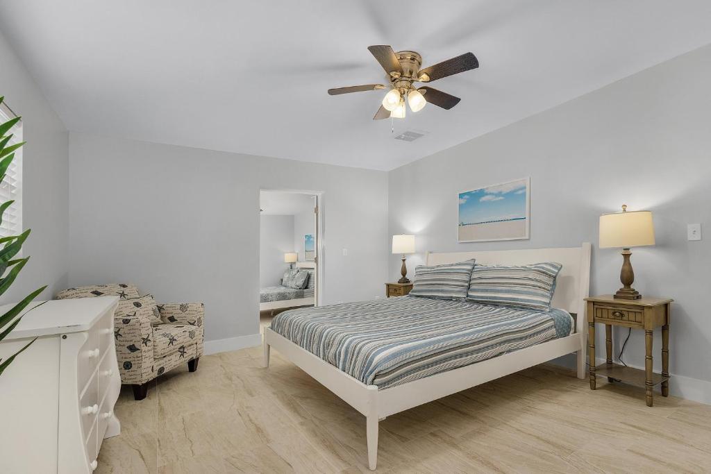 sypialnia z łóżkiem i wentylatorem sufitowym w obiekcie Matlacha on Shoreview w mieście Matlacha